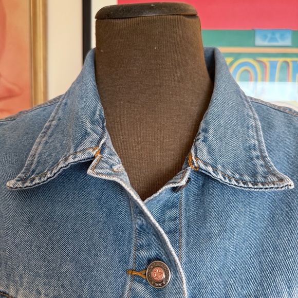 Super cute Vintage 90s Classic light wash denim vest 💙 - Picture 5 of 7